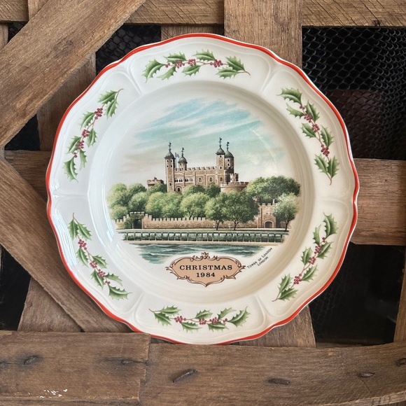 Vintage Wedgewood 1984 Christmas Tower of London plate 971-25 - Picture 1 of 5